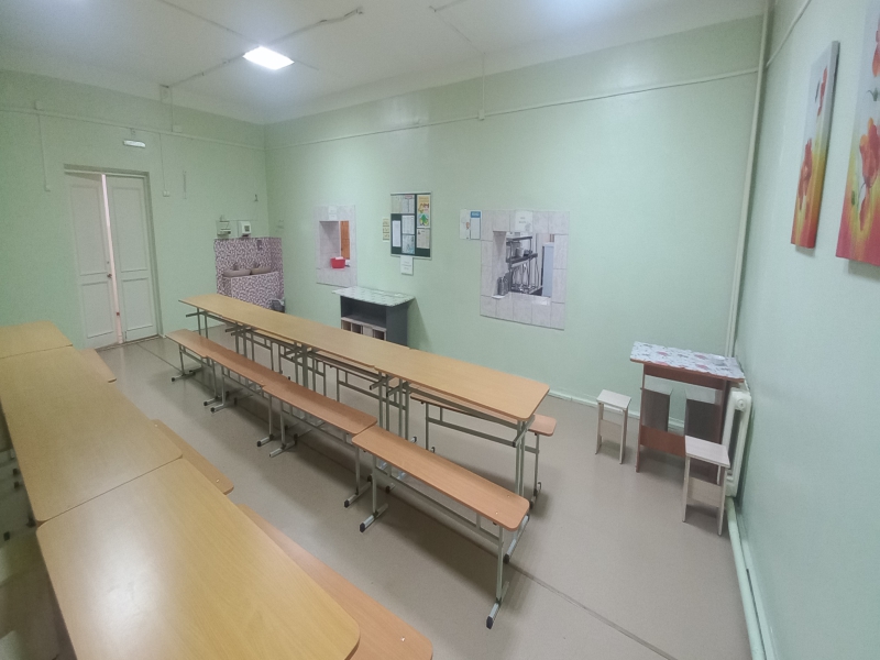 Столовая в здании средней школы.